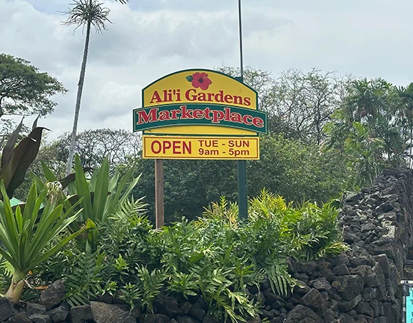 Ali'i Gardens Marketplace sign open Tuesday through Sunday 9am to 5pm in Kona, Hawaii